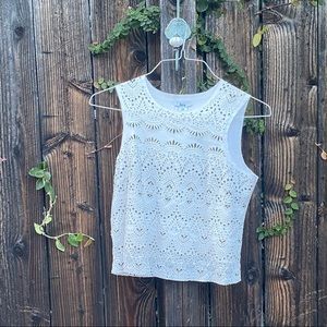 White sleeveless crop top